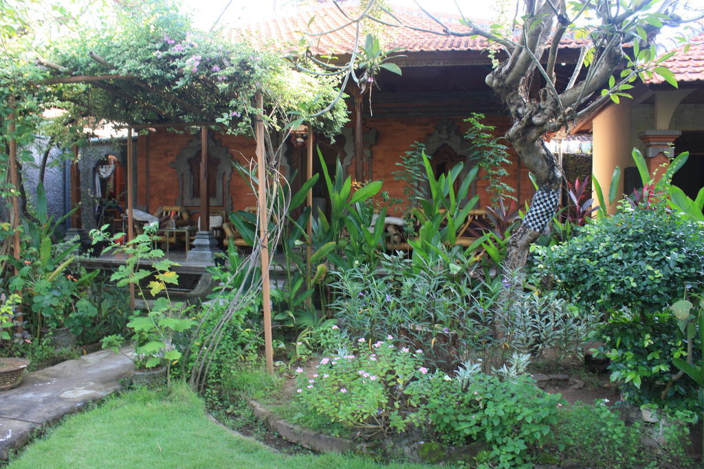 Cleopatra Beach Bungalows Lovina (Bali) Exterior photo