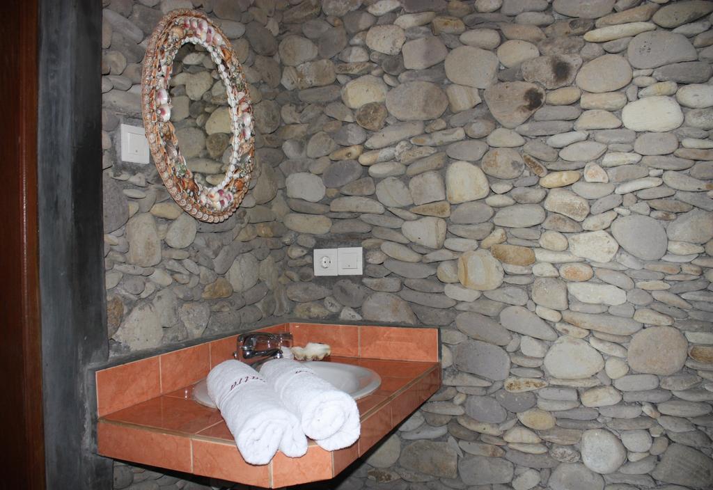 Cleopatra Beach Bungalows Lovina (Bali) Room photo